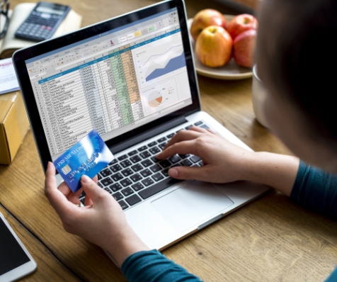 インターネット通販で購入する様子